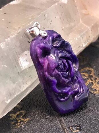 皇家紫帶桃紅玉化舒俱來白K墜飾 A款