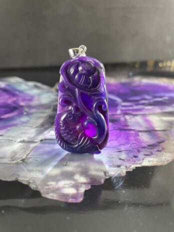 皇家紫舒俱來魚戲蓮葉間墜飾
